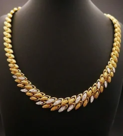 Collier en or jaune et platine serti de 48 diamants