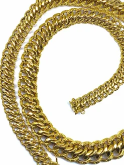 Collier en or jaune, mailles entrelacs.