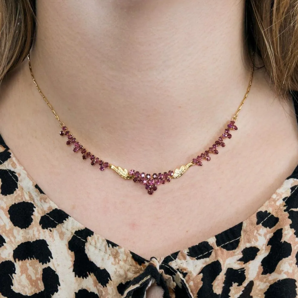 Collier en or jaune, rubis ovales facettés