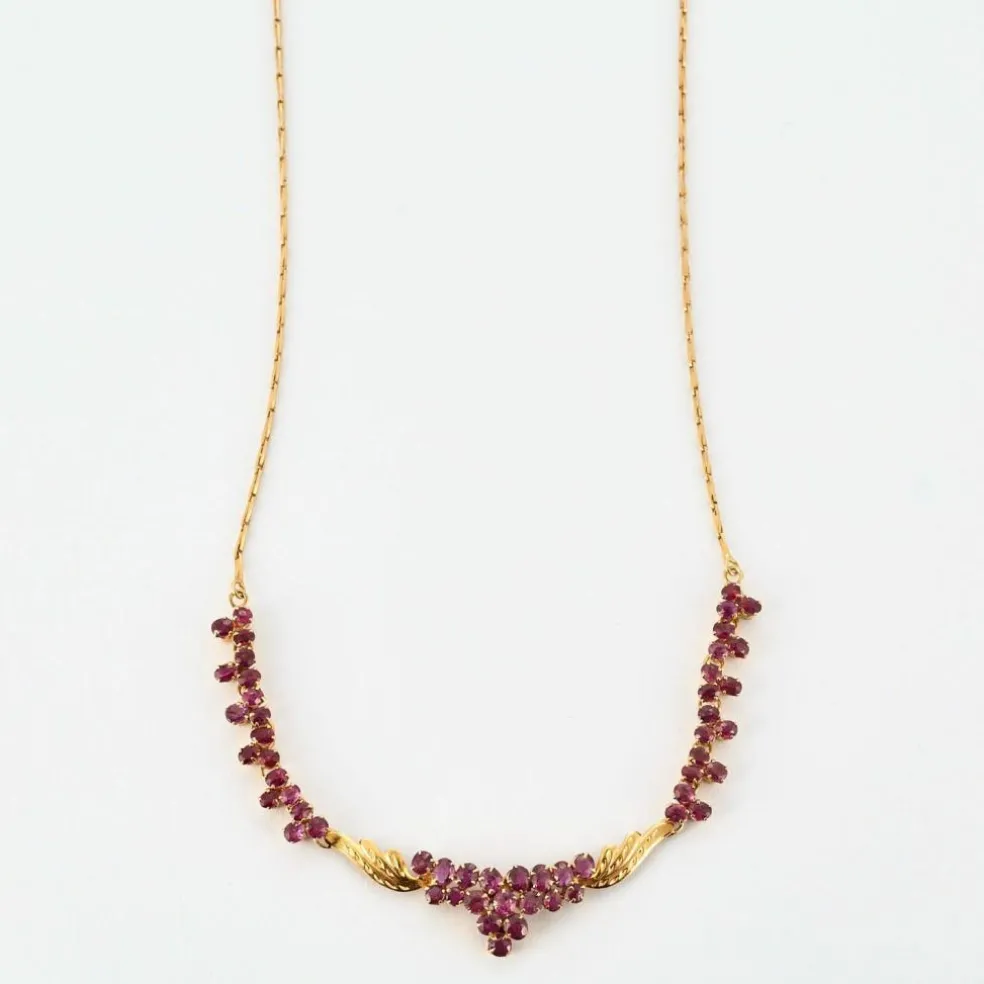 Collier en or jaune, rubis ovales facettés