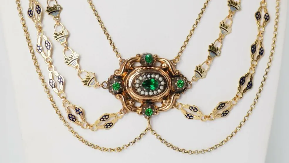 Collier en or émaillé et perles fines