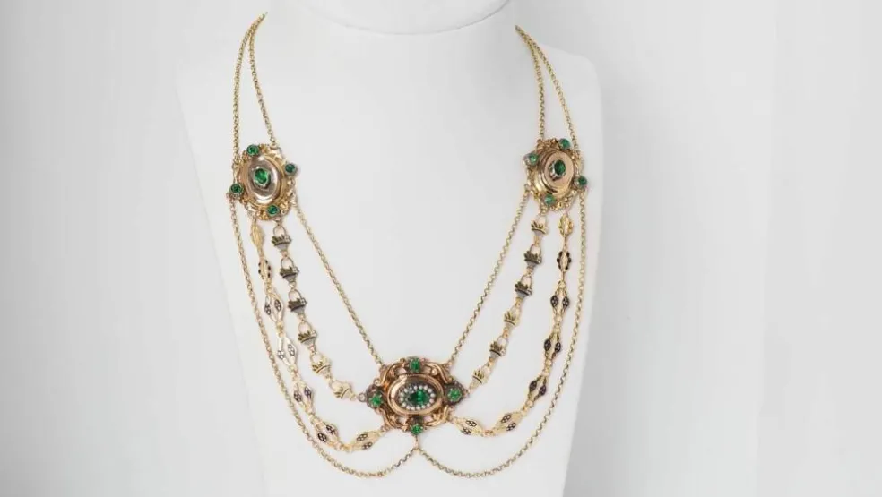 Collier en or émaillé et perles fines