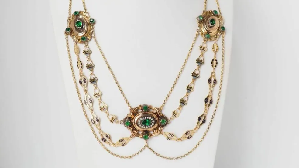 Collier en or émaillé et perles fines