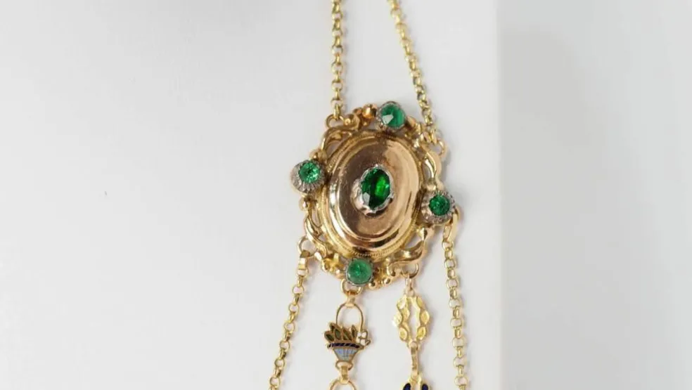 Collier en or émaillé et perles fines