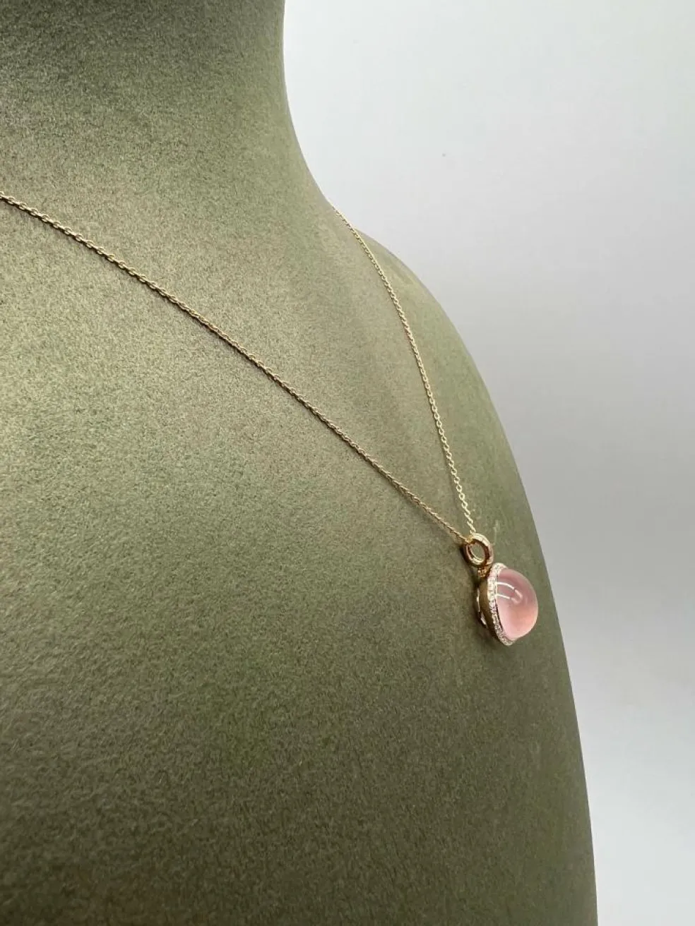 Collier en or rose 18 carats avec quartz rose et diamant