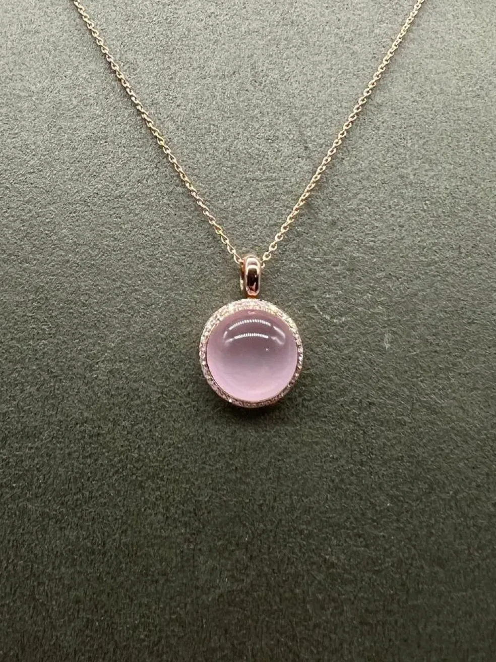 Collier en or rose 18 carats avec quartz rose et diamant