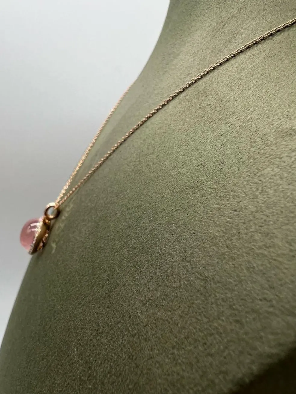 Collier en or rose 18 carats avec quartz rose et diamant