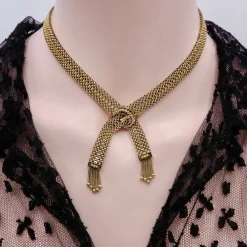 collier en or tressé avec fermoir à boucle et pompons