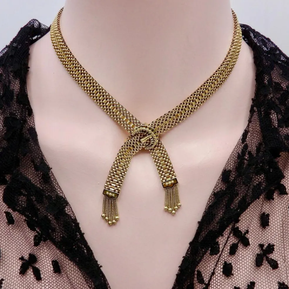 collier en or tressé avec fermoir à boucle et pompons