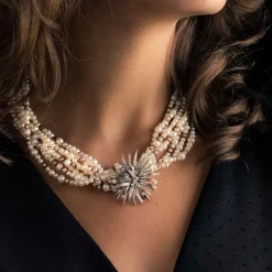 Collier en perles fermoir broche diamants