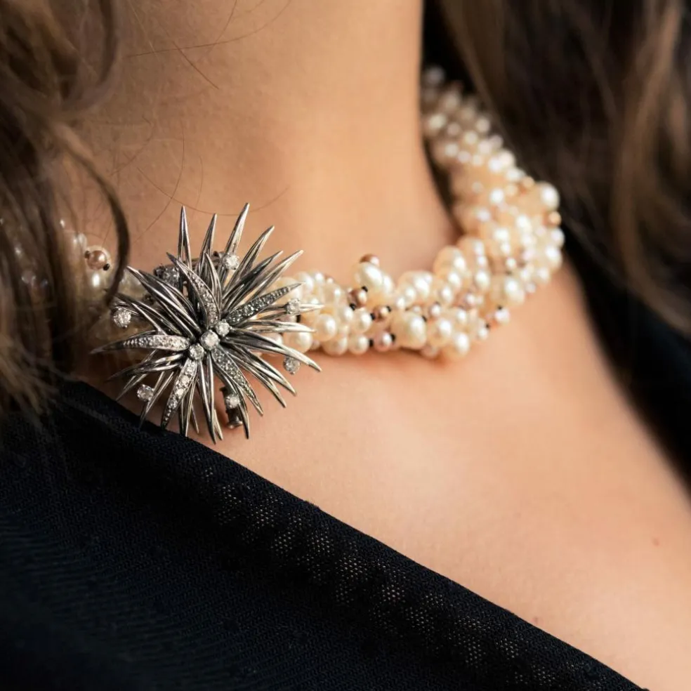 Collier en perles fermoir broche diamants