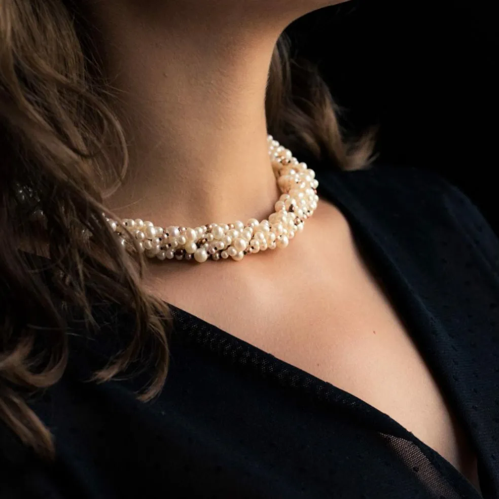 Collier en perles fermoir broche diamants