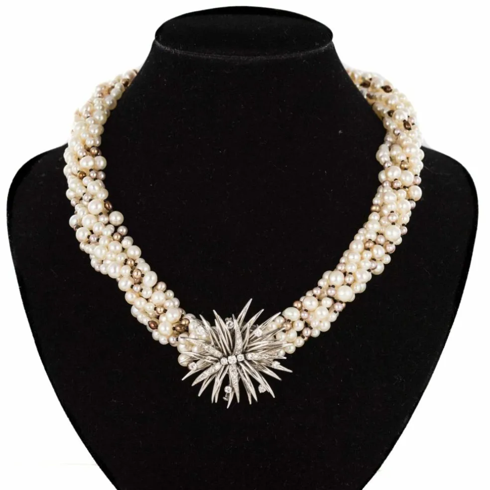 Collier en perles fermoir broche diamants