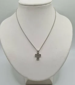 Collier et pendentif croix or blanc sertis de diamants
