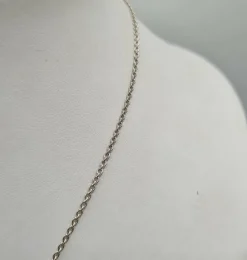 Collier et pendentif croix or blanc sertis de diamants