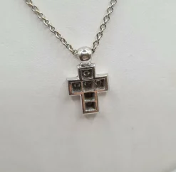Collier et pendentif croix or blanc 18 carats sertis de diamants