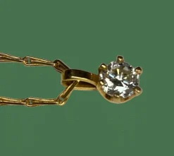 Collier et pendentif et diamant 0,90 ct