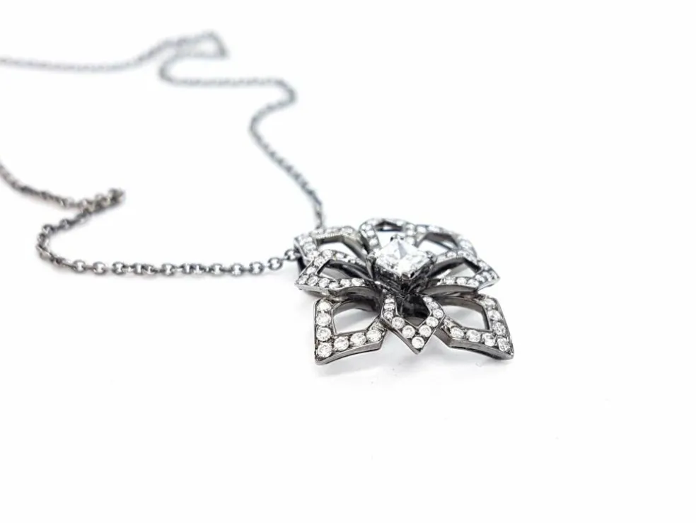 Collier Fleur Or noir Diamant