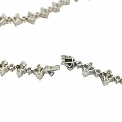 Collier fleurettes en or blanc et diamants.