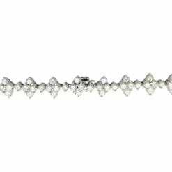 Collier fleurettes en or blanc et diamants.