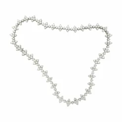 Collier fleurettes en or blanc et diamants.