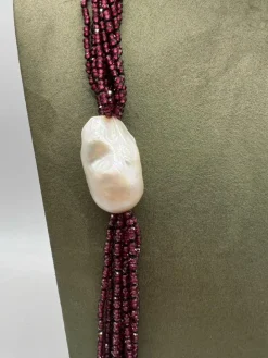Collier grenats perles baroques, fermoir Bakélite