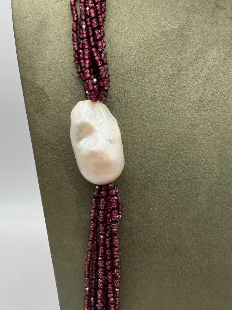 Collier grenats perles baroques, fermoir Bakélite