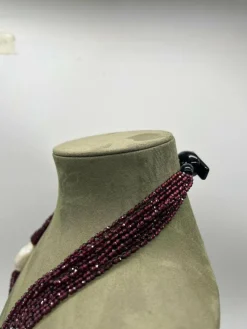 Collier grenats perles baroques, fermoir Bakélite
