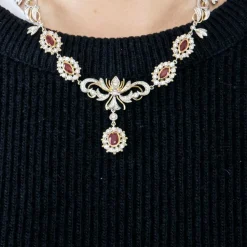 Collier guirlande or jaune et or blanc, diamants et rubis