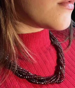 Collier élégant multi-rangs en grenat facetté