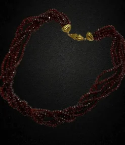Collier élégant multi-rangs en grenat facetté