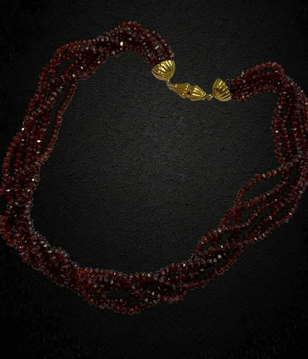 Collier élégant multi-rangs en grenat facetté