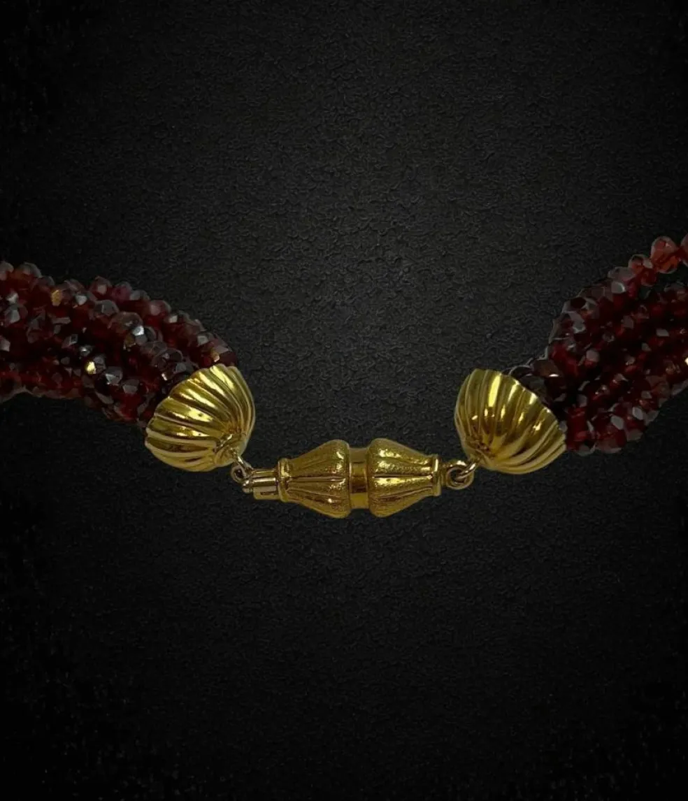 Collier élégant multi-rangs en grenat facetté