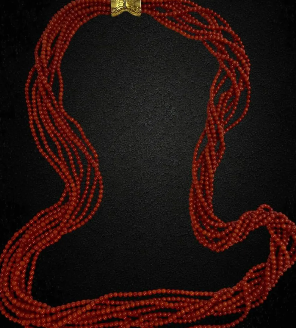 Collier long multi-rangs en corail rouge méditerranéen