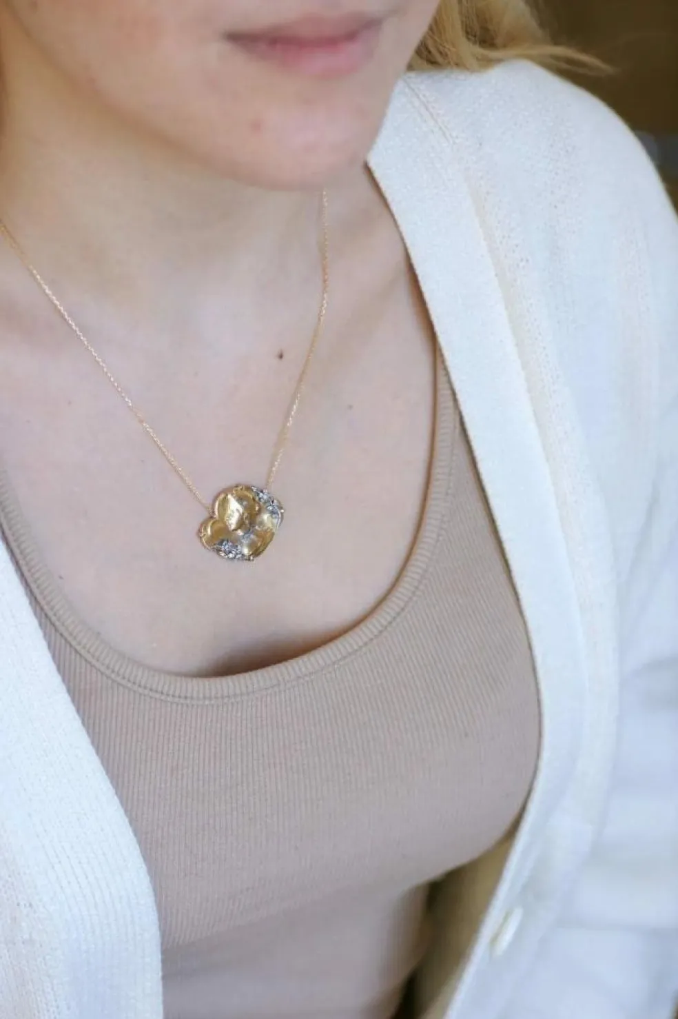 Collier médaille en or jaune, diamant