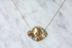 Collier médaille en or jaune, diamant
