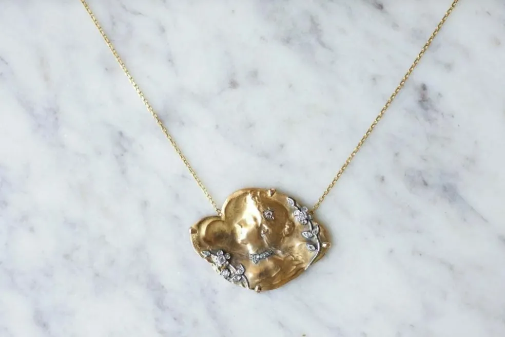 Collier médaille en or jaune, diamant
