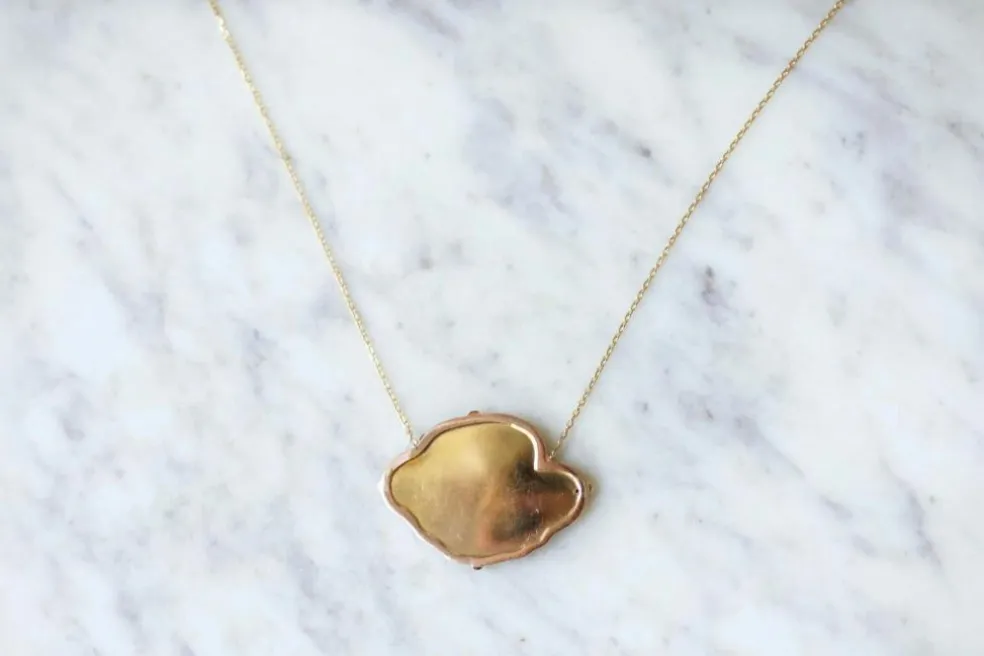Collier médaille en or jaune, diamant