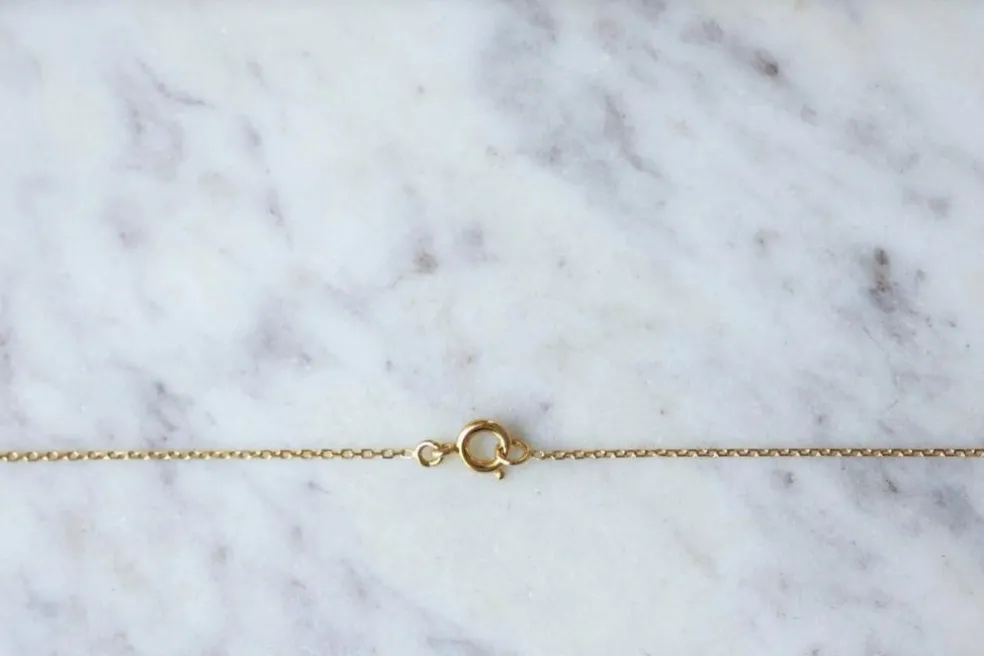 Collier médaille en or jaune, diamant