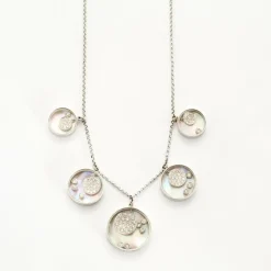 Collier moderniste en or gris serti de diamants
