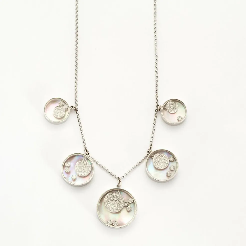 Collier moderniste en or gris serti de diamants