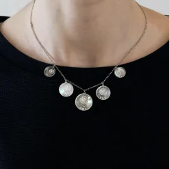 Collier moderniste en or gris serti de diamants