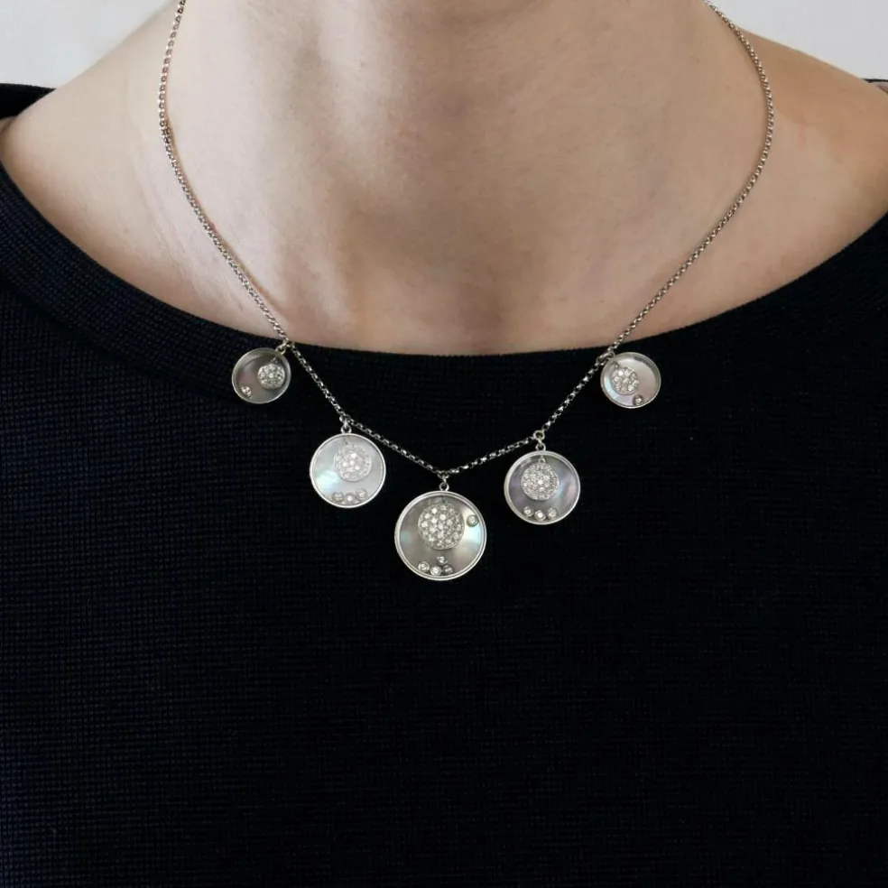 Collier moderniste en or gris serti de diamants
