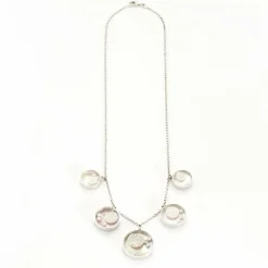 Collier moderniste en or gris serti de diamants