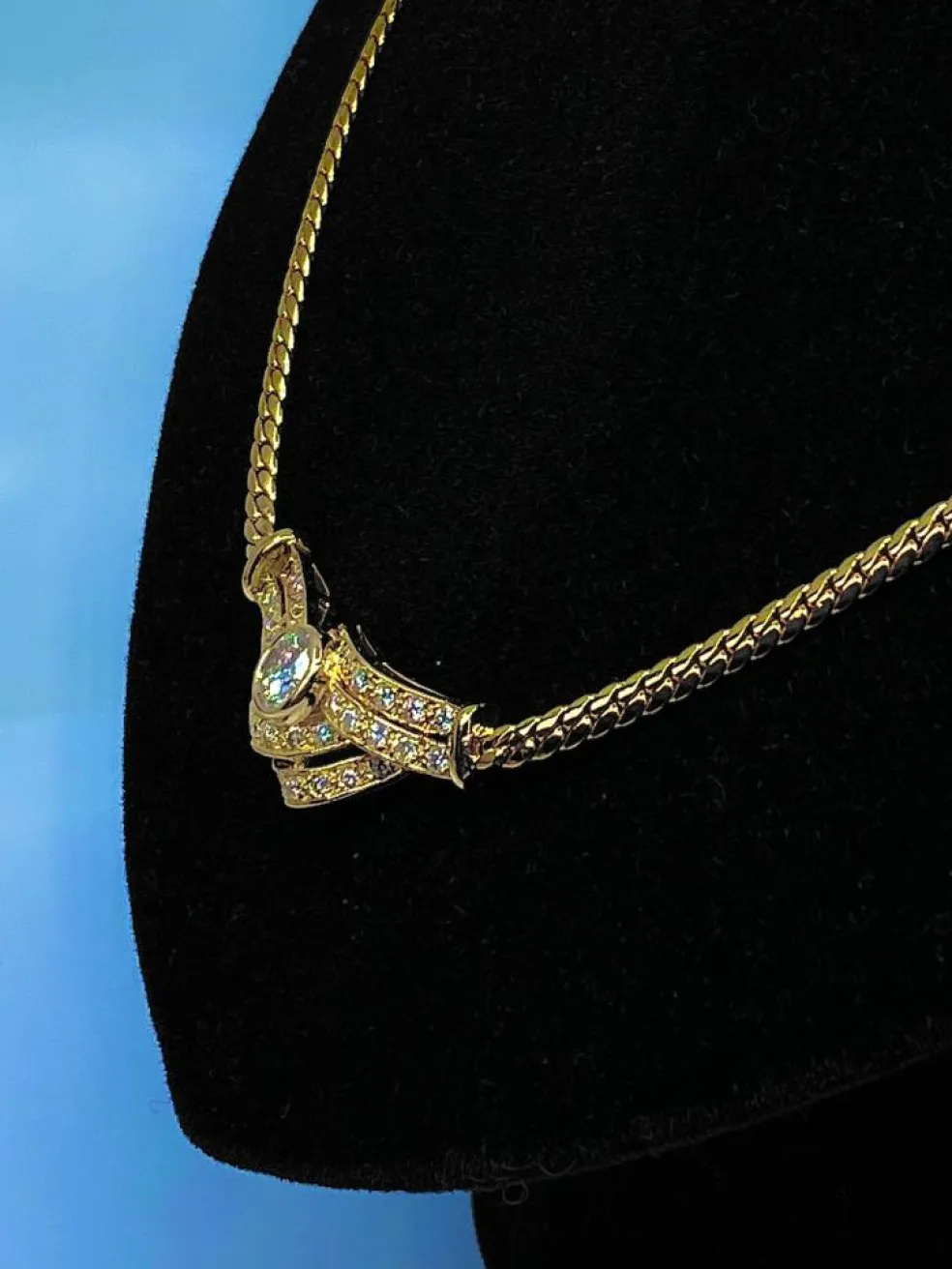 Collier motif central diamants