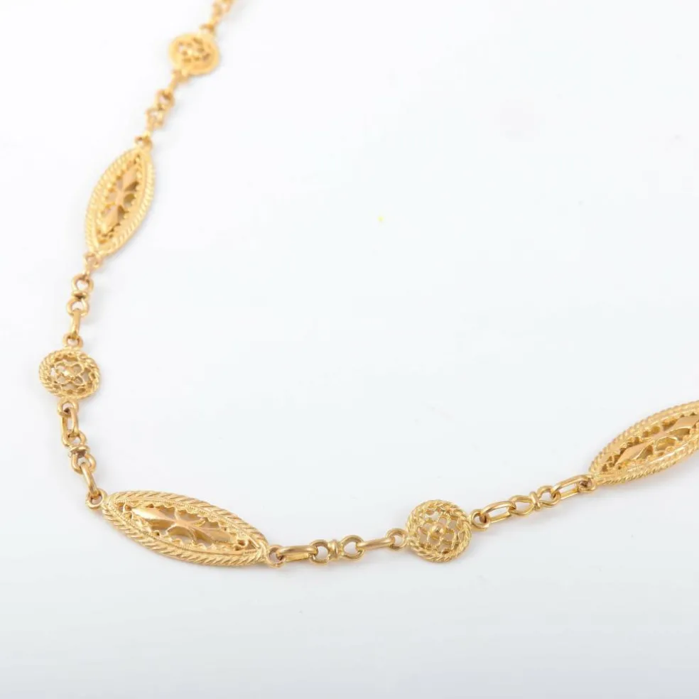 Collier motifs filigranés