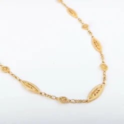 Collier motifs filigranés