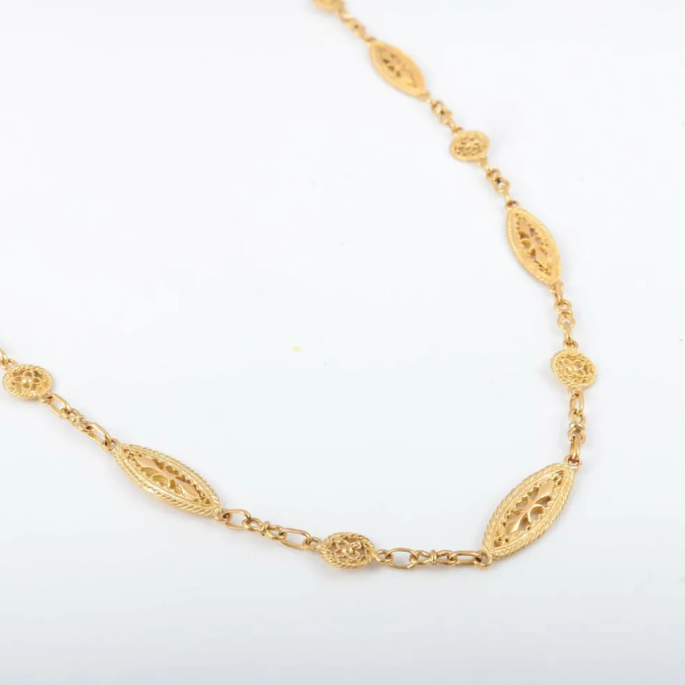 Collier motifs filigranés