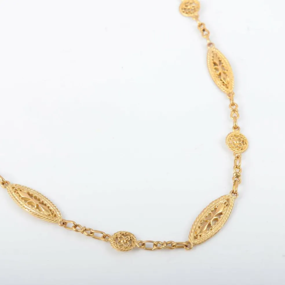 Collier motifs filigranés