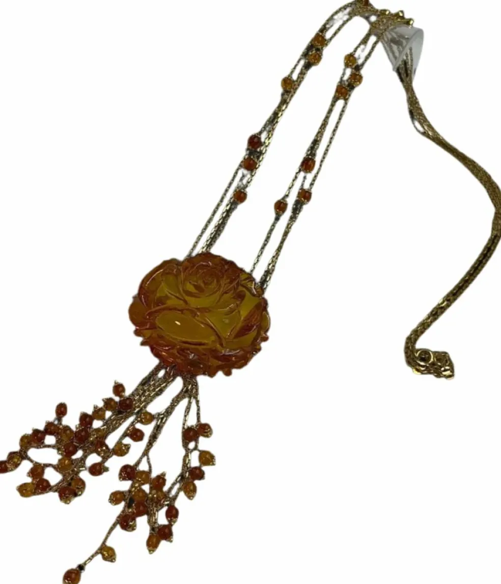 Collier multirangs avec imposant pendentif en ambre